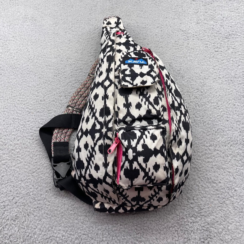 KAVU Rope Bag Sling Backpack Black White Ikat Pattern Pink Zippers Crossbody Sak